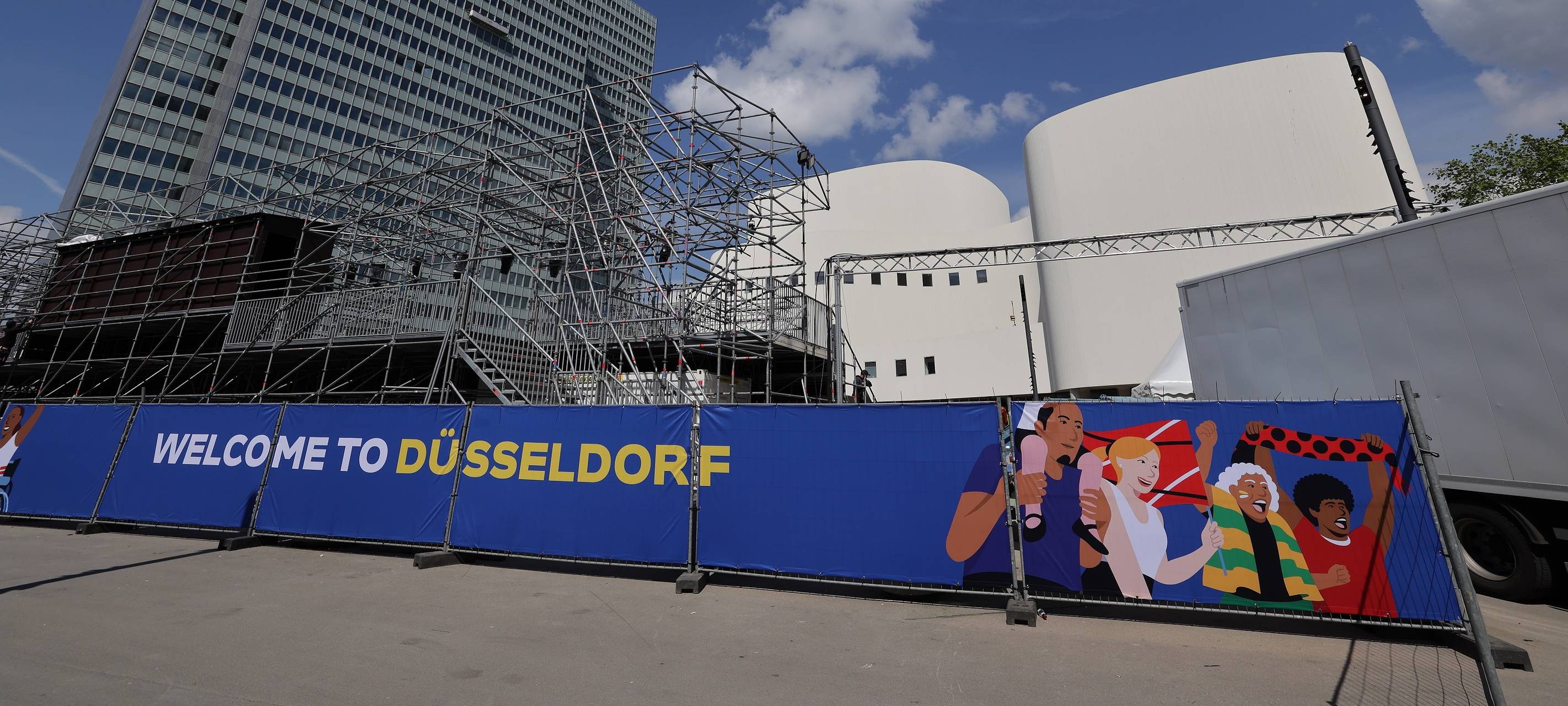 1. EM-Fanzone in Düsseldorf wird aufgebaut