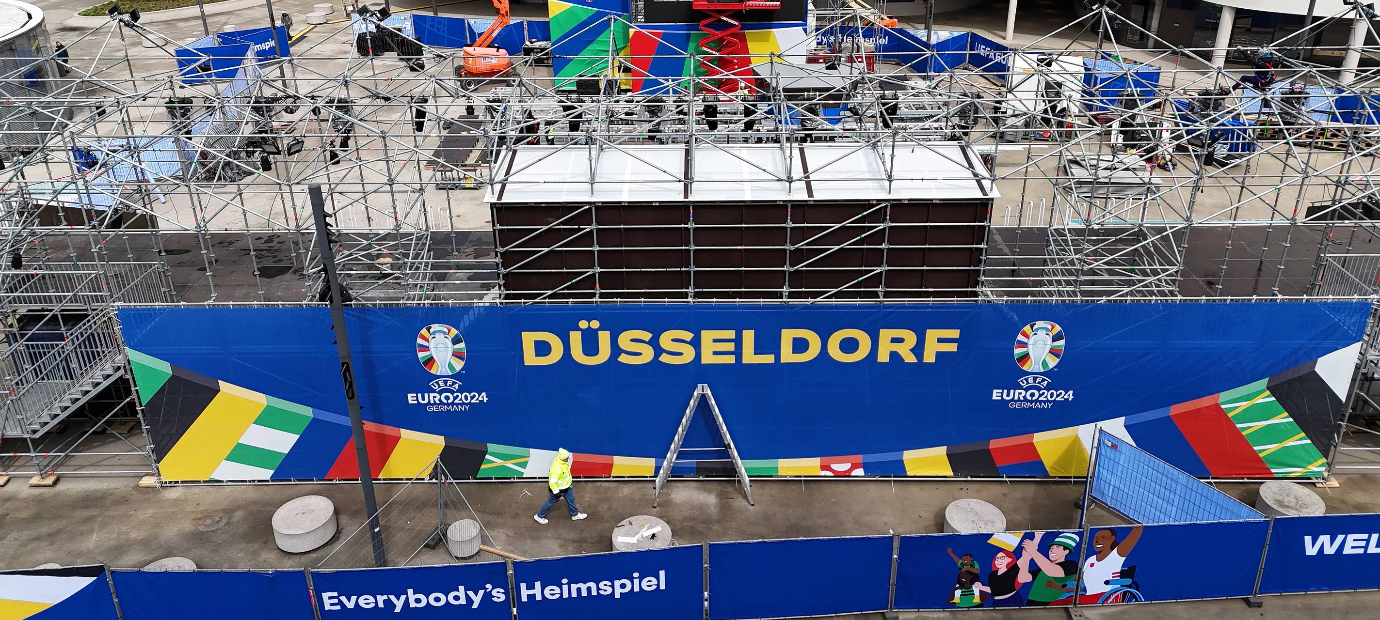 1. EM-Fanzone in Düsseldorf wird aufgebaut