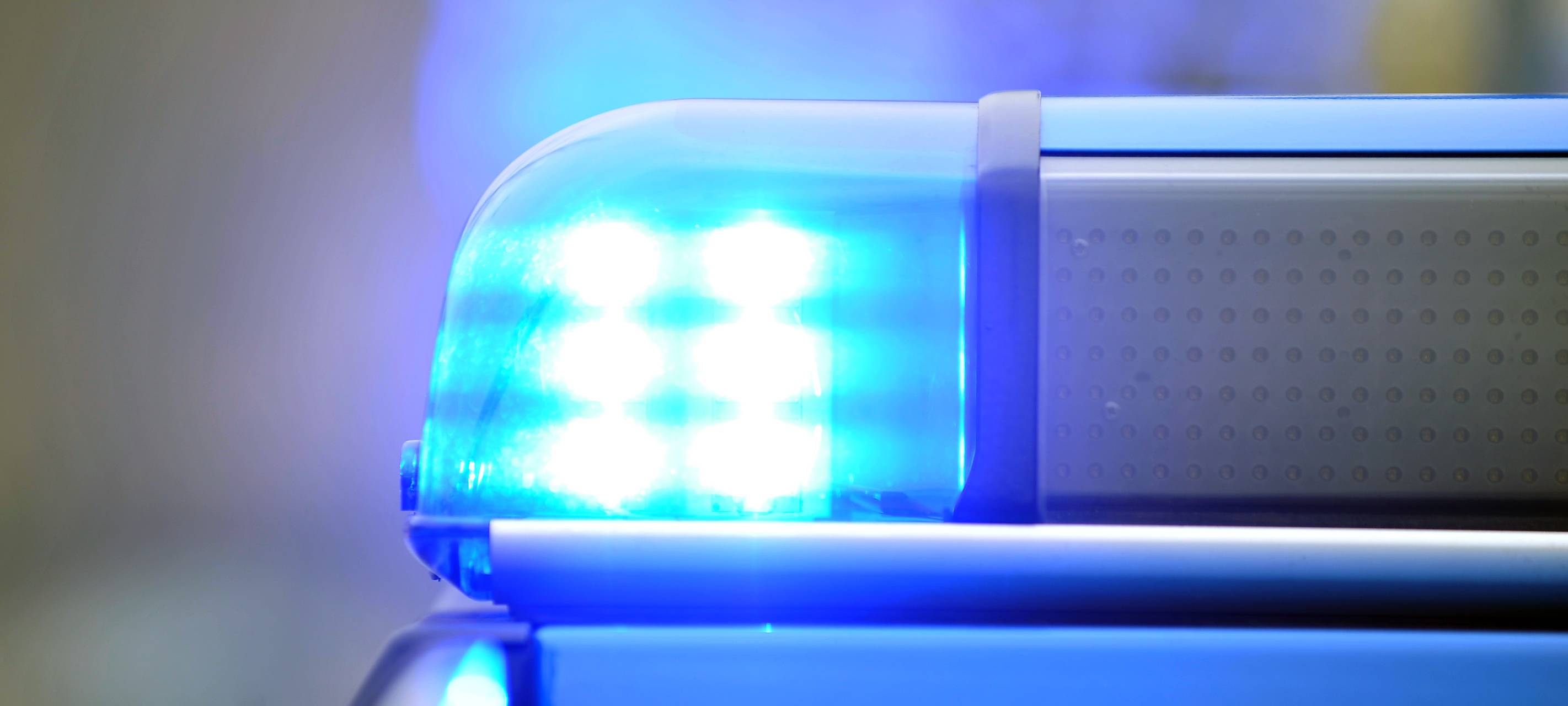 Verkehrsunfall auf der A 42 bei Duisburg - Reifenplatzer - Kollision zweier Pkw - Mehrere verletzte Personen -