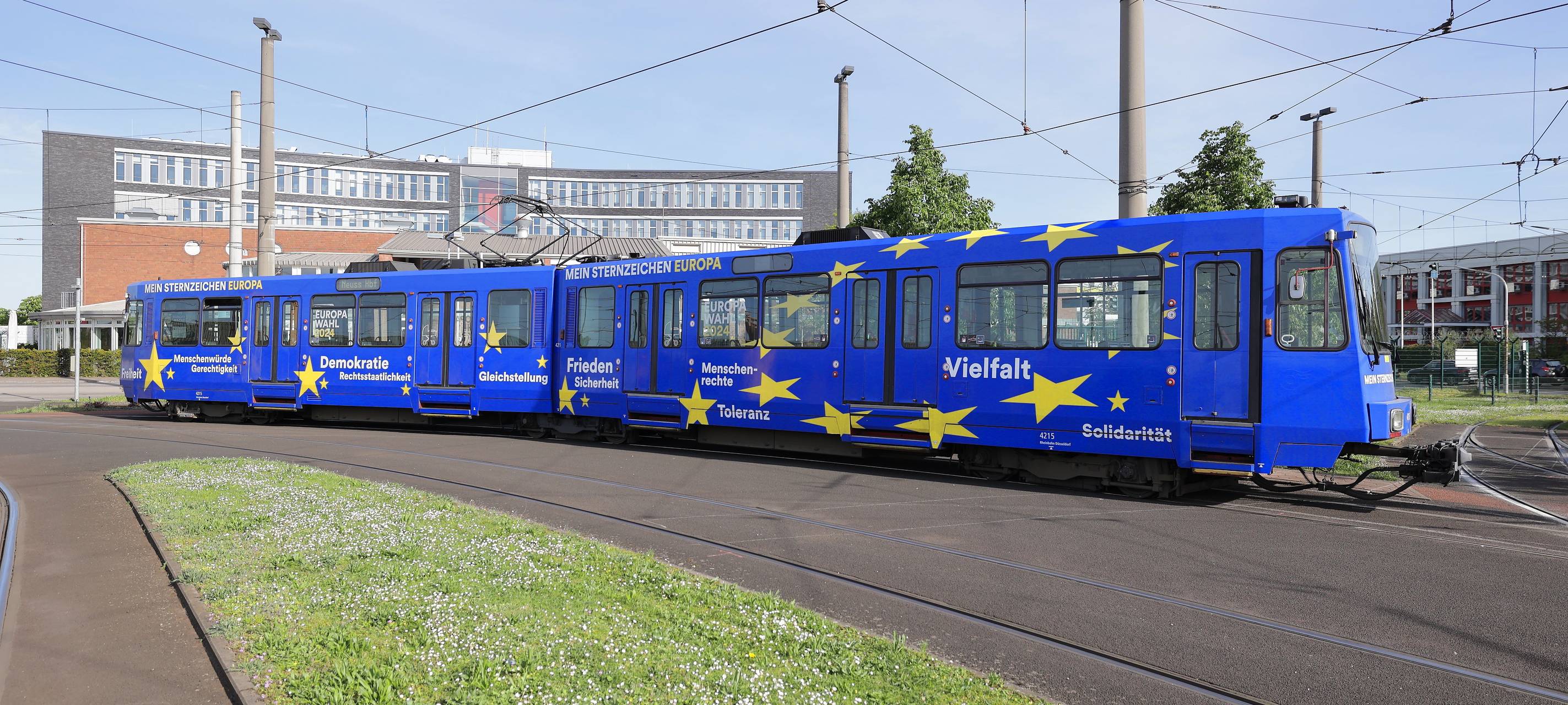 Düsseldorf: Europa-Rheinbahn fährt