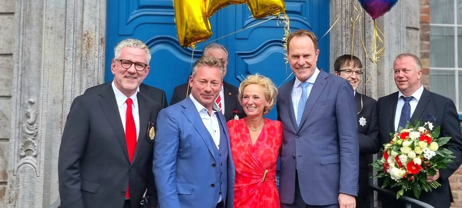 Das Prinzenpaar der Session 2025 Andreas Mauska und Evelyn Werner nach seiner Vorstellung im Rathaus mit CC-Präsident Lothar Hörning und OB Stephan Keller.