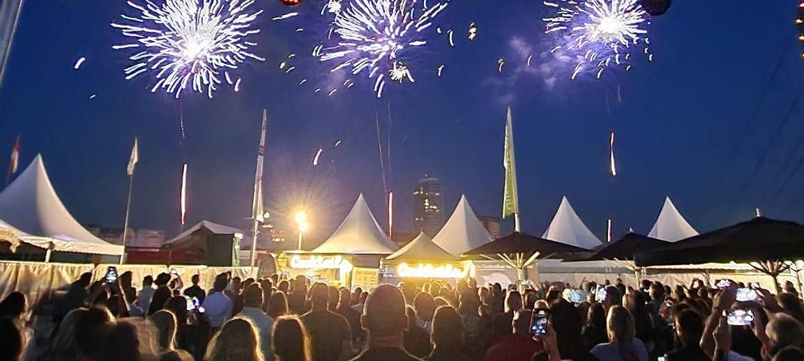 Das Kirmesfeuerwerk über dem Platz der St. Sebastianus Schützen von 1316. So eine Sicht wird es auch bei der Rheinkirmes 2026 geben.