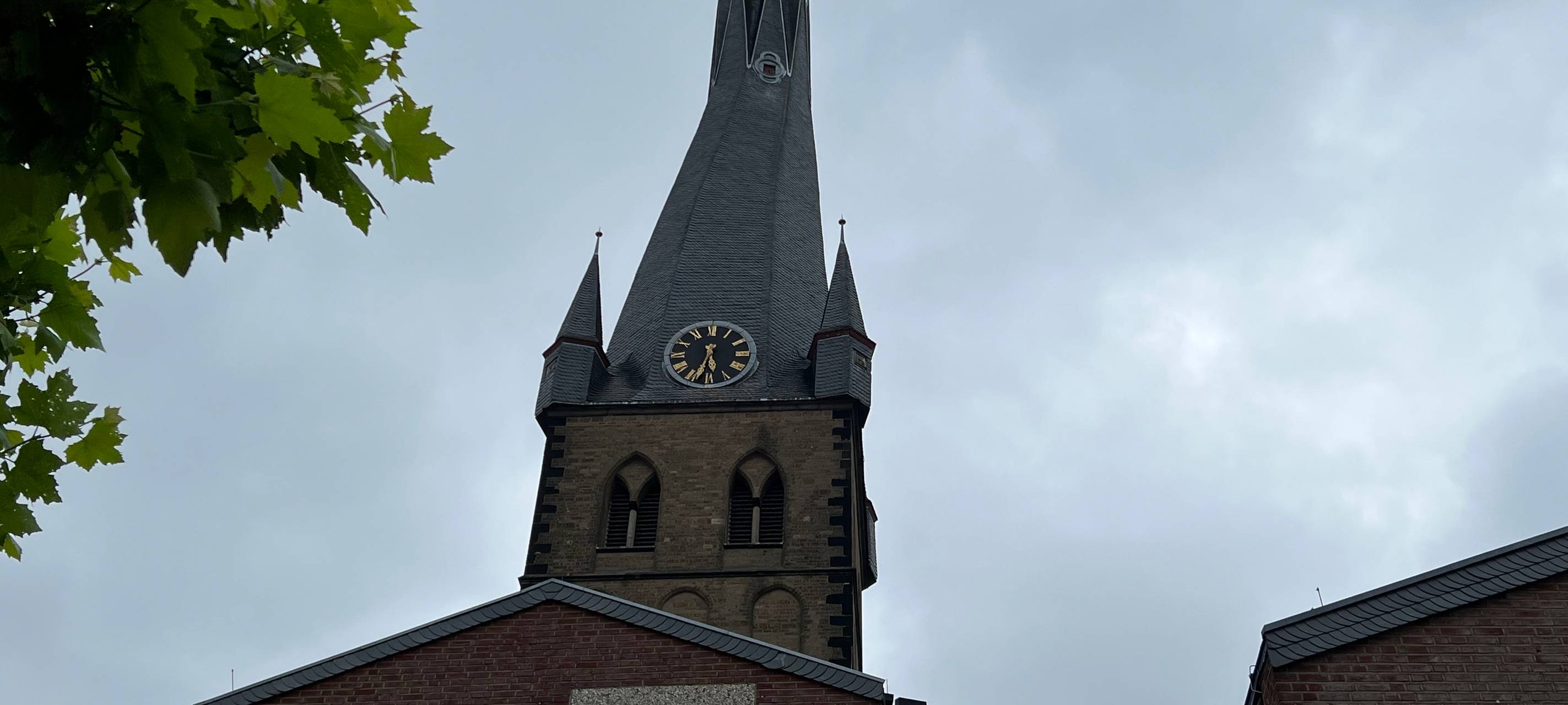 Schiefes Kreuz von St. Lambertus in Düsseldorf gesichert