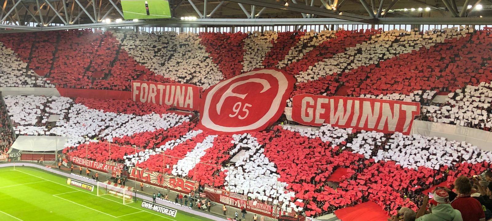 Eine Choreografie der Fans von Fortuna Düsseldorf. Zu lesen ist der Satz "Fortuna gewinnt".