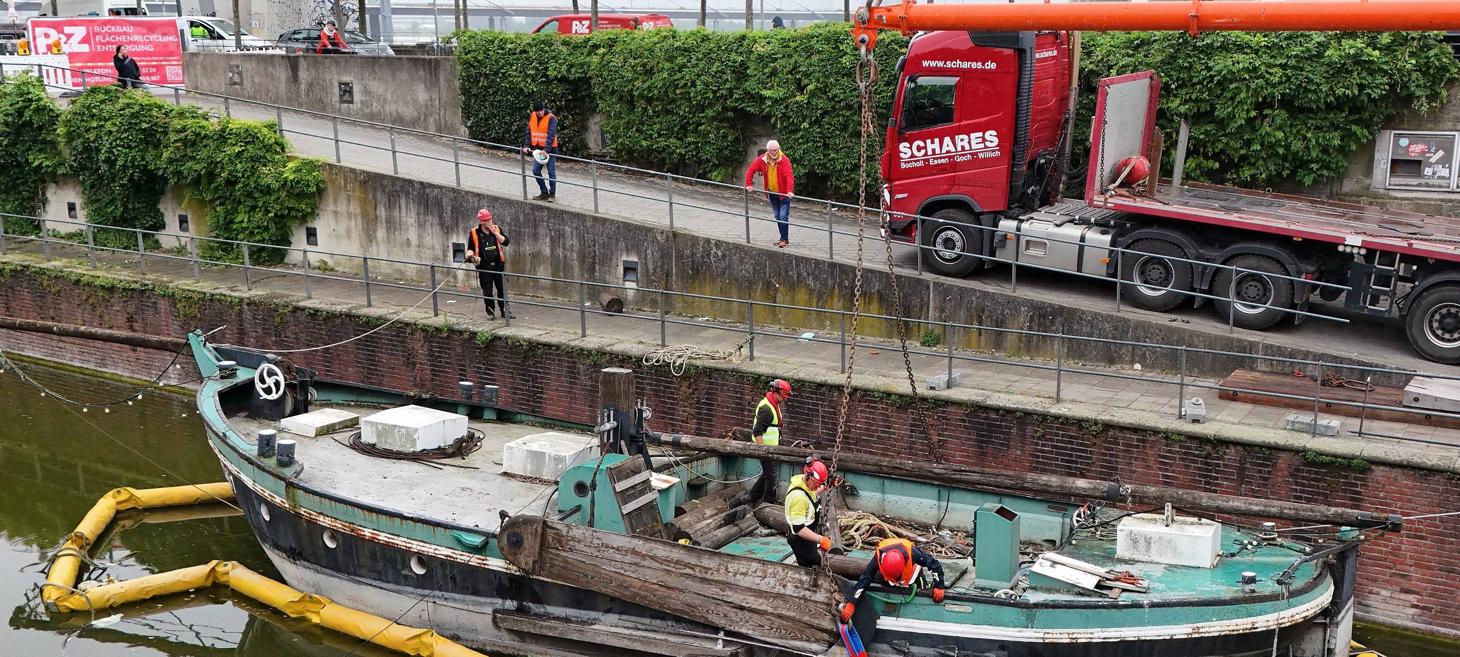 Düsseldorf: Aalschokker im Alten Hafen wurde geborgen