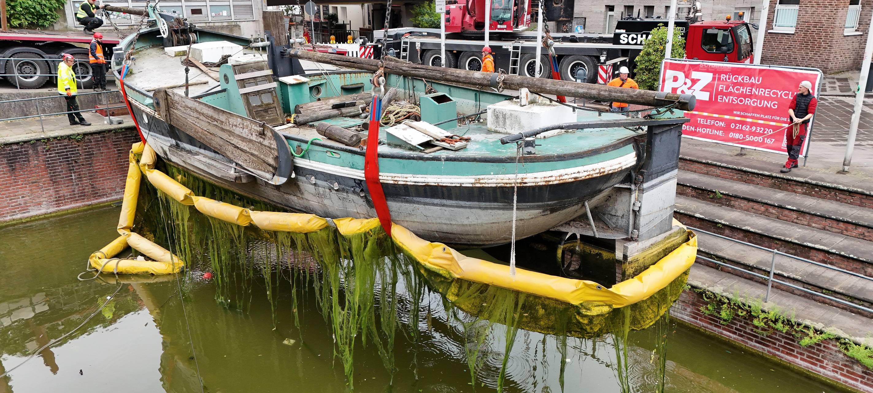 Düsseldorf: Aalschokker im Alten Hafen wurde geborgen