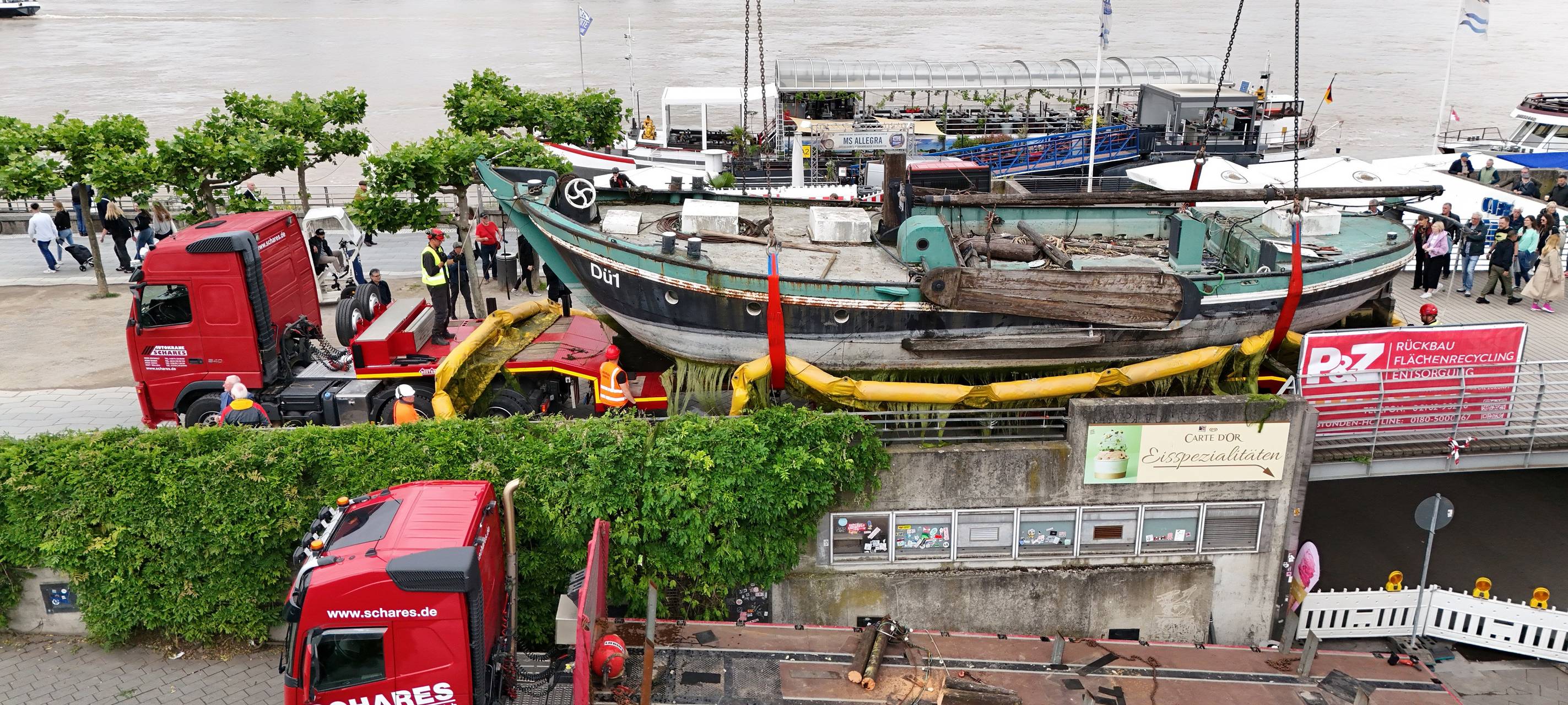 Düsseldorf: Aalschokker im Alten Hafen wurde geborgen