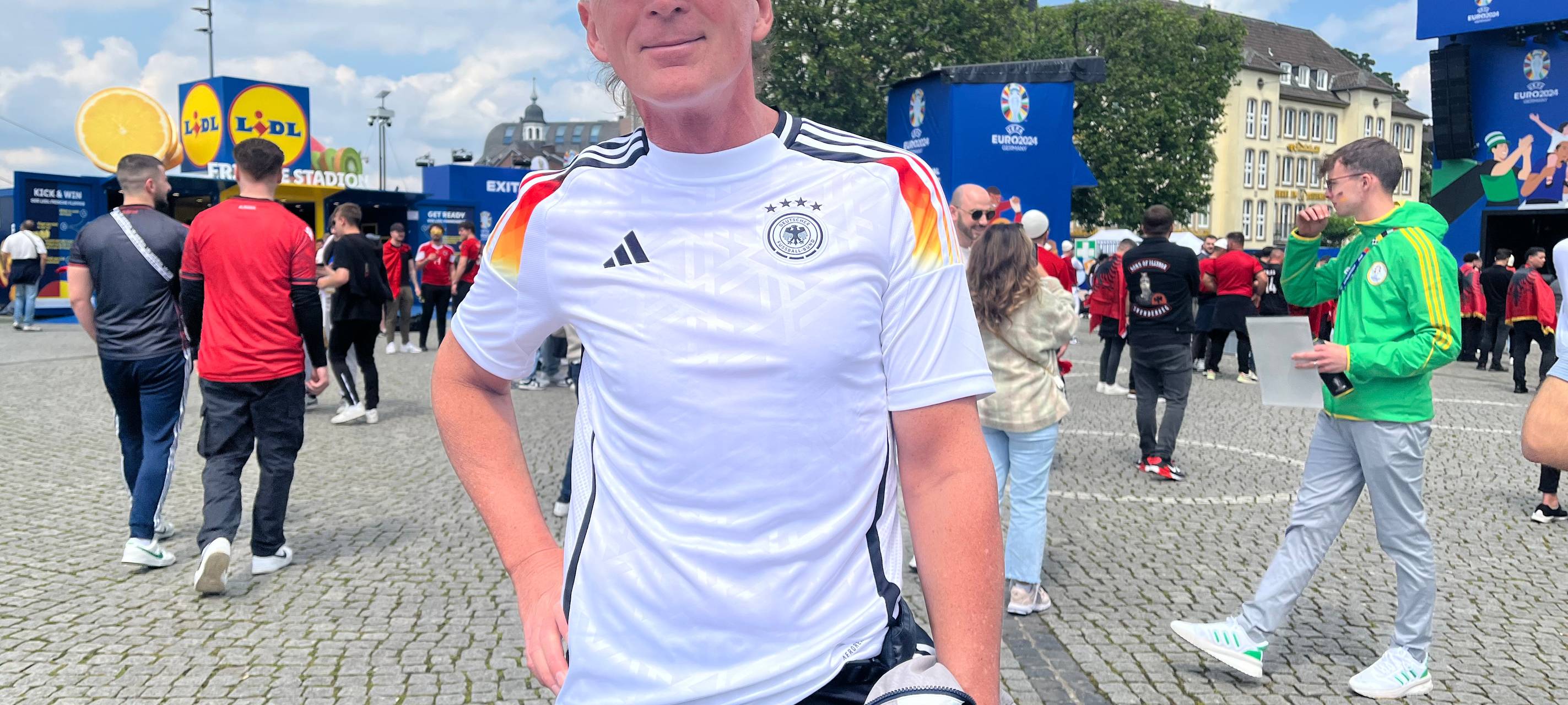 Fans bringen sich vor dem Deutschland-Spiel in Stimmung