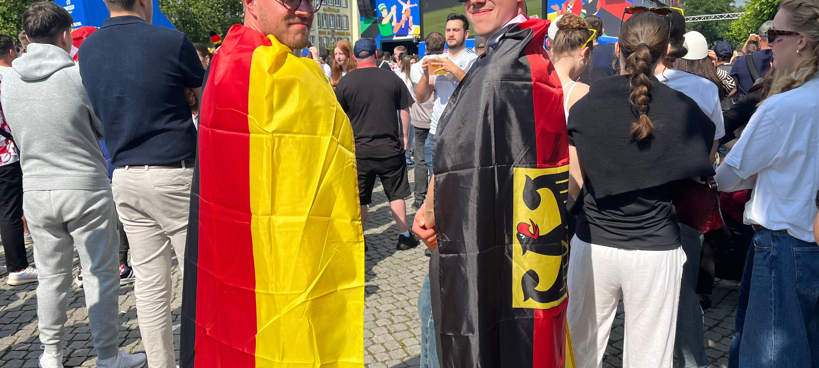 Fans bringen sich vor dem Deutschland-Spiel in Stimmung