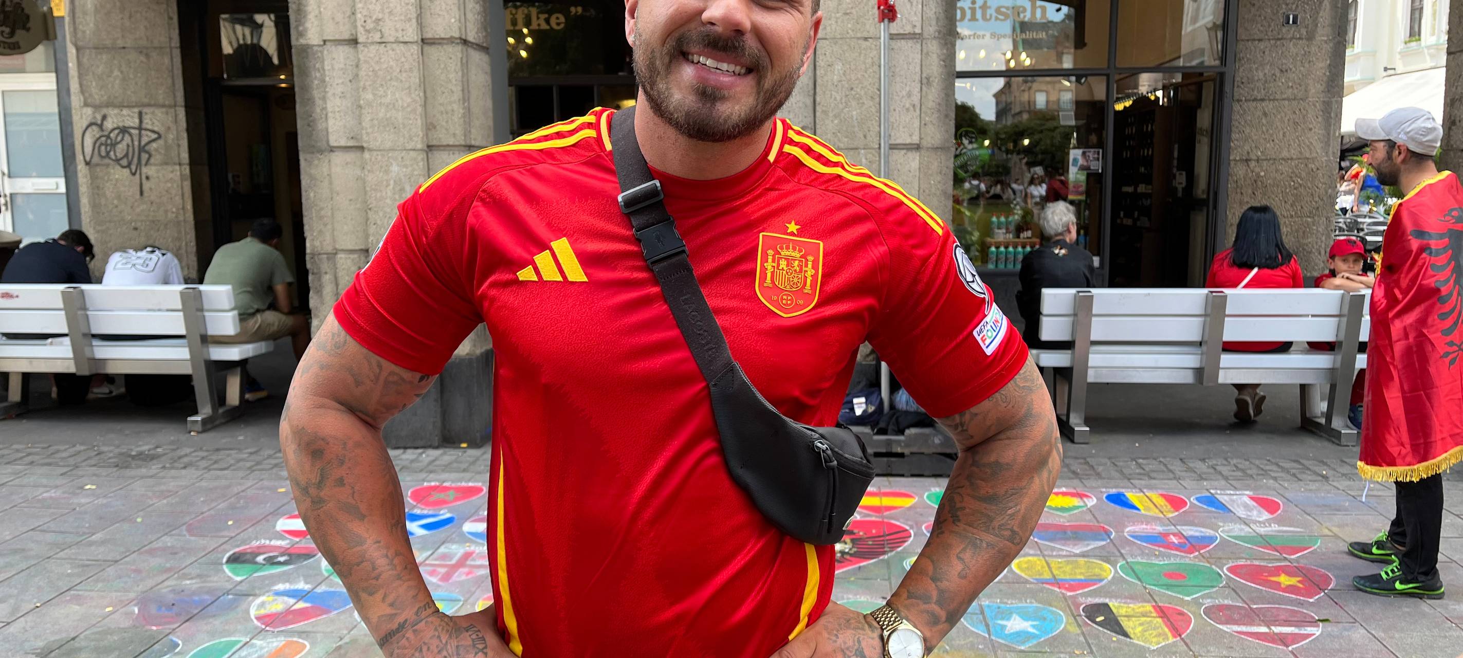 Fans aus Spanien und aus Albanien in Düsseldorf