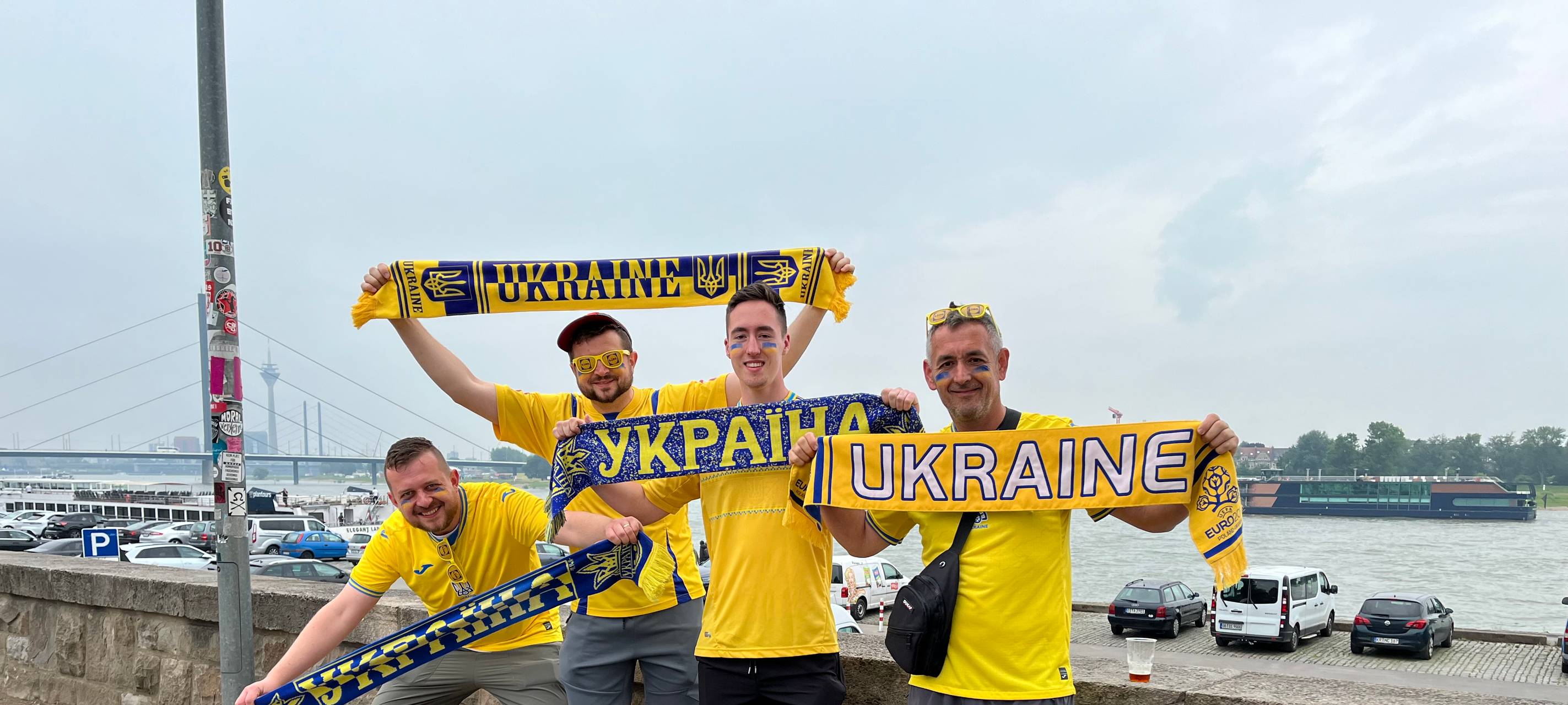 Fans aus der Ukraine und aus der Slowakei in Düsseldorf