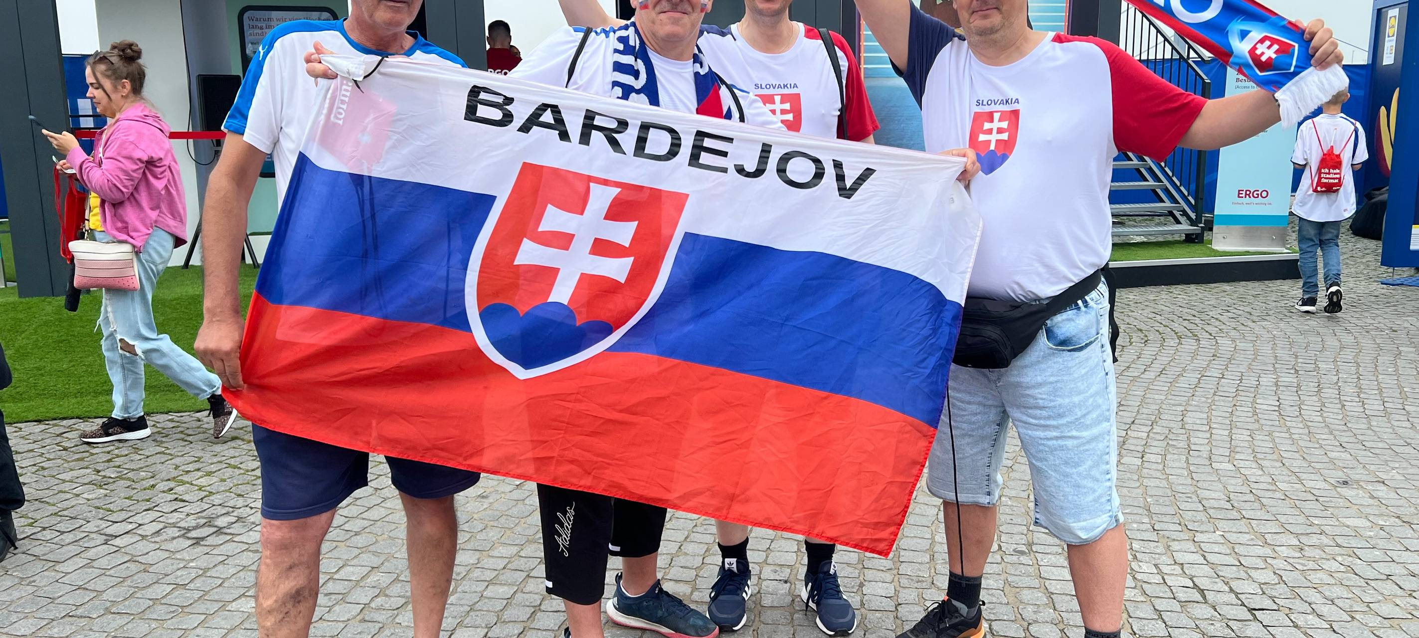 Fans aus der Ukraine und aus der Slowakei in Düsseldorf