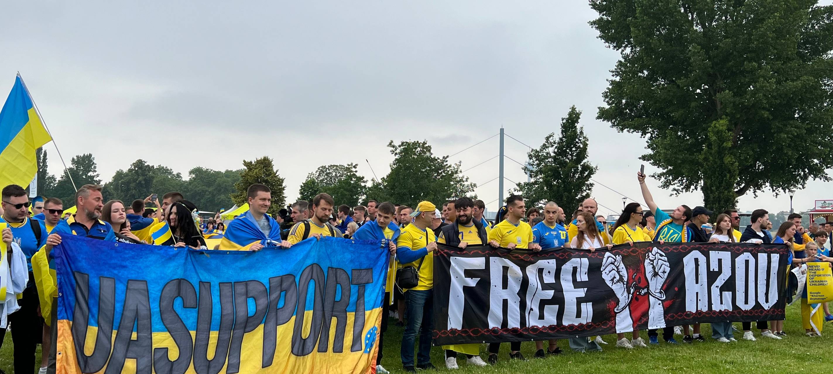 Fans aus der Ukraine und aus der Slowakei in Düsseldorf