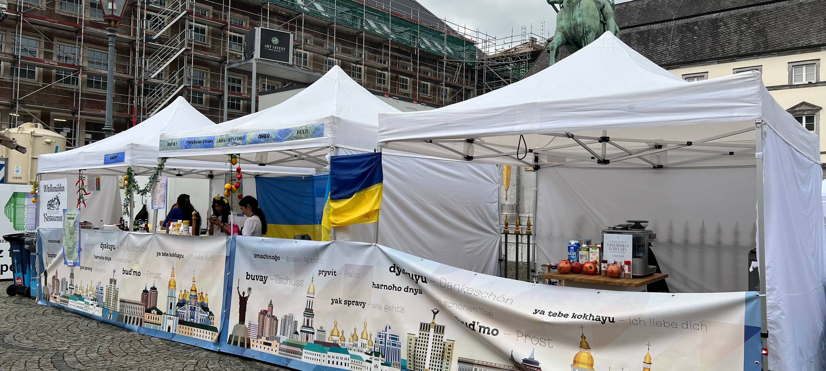 Fans aus der Ukraine und aus der Slowakei in Düsseldorf