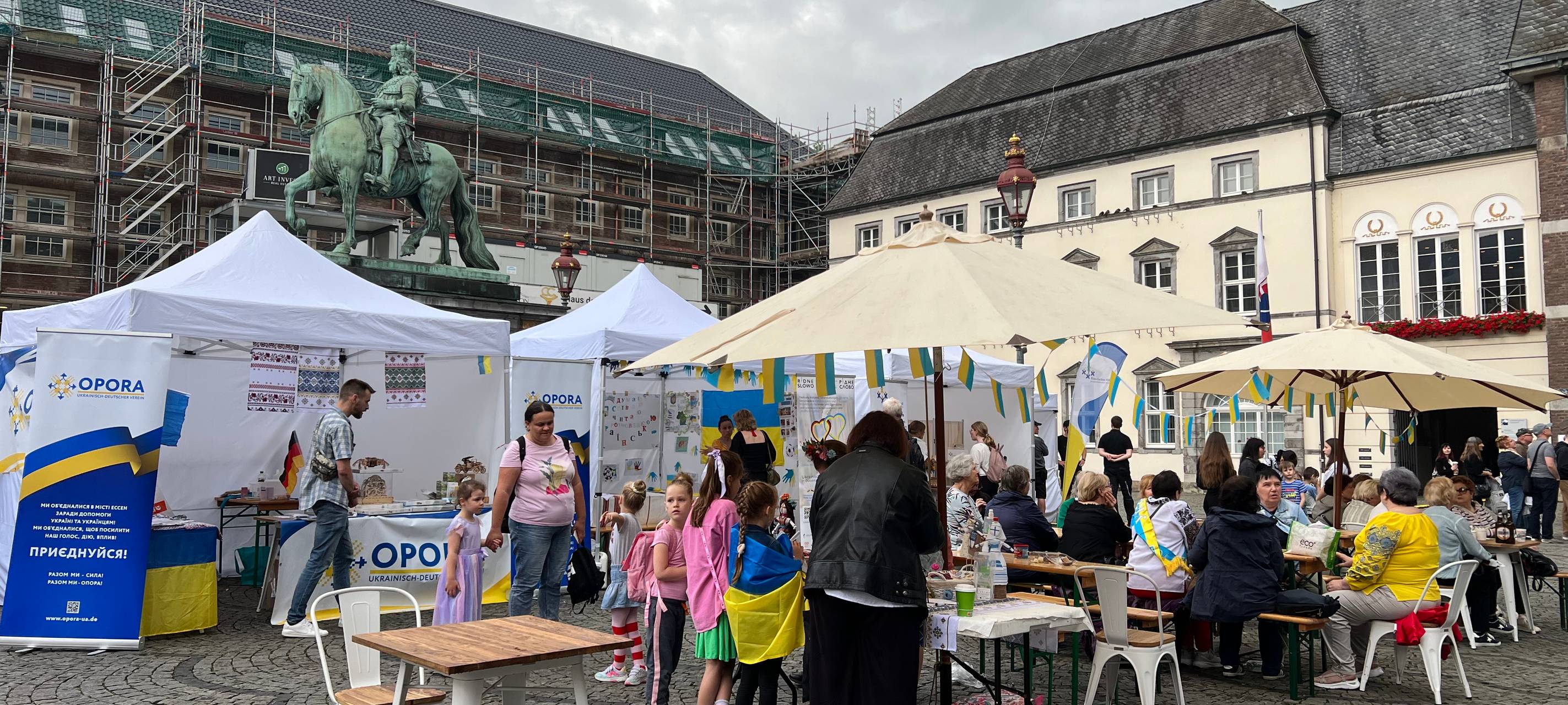 Fans aus der Ukraine und aus der Slowakei in Düsseldorf