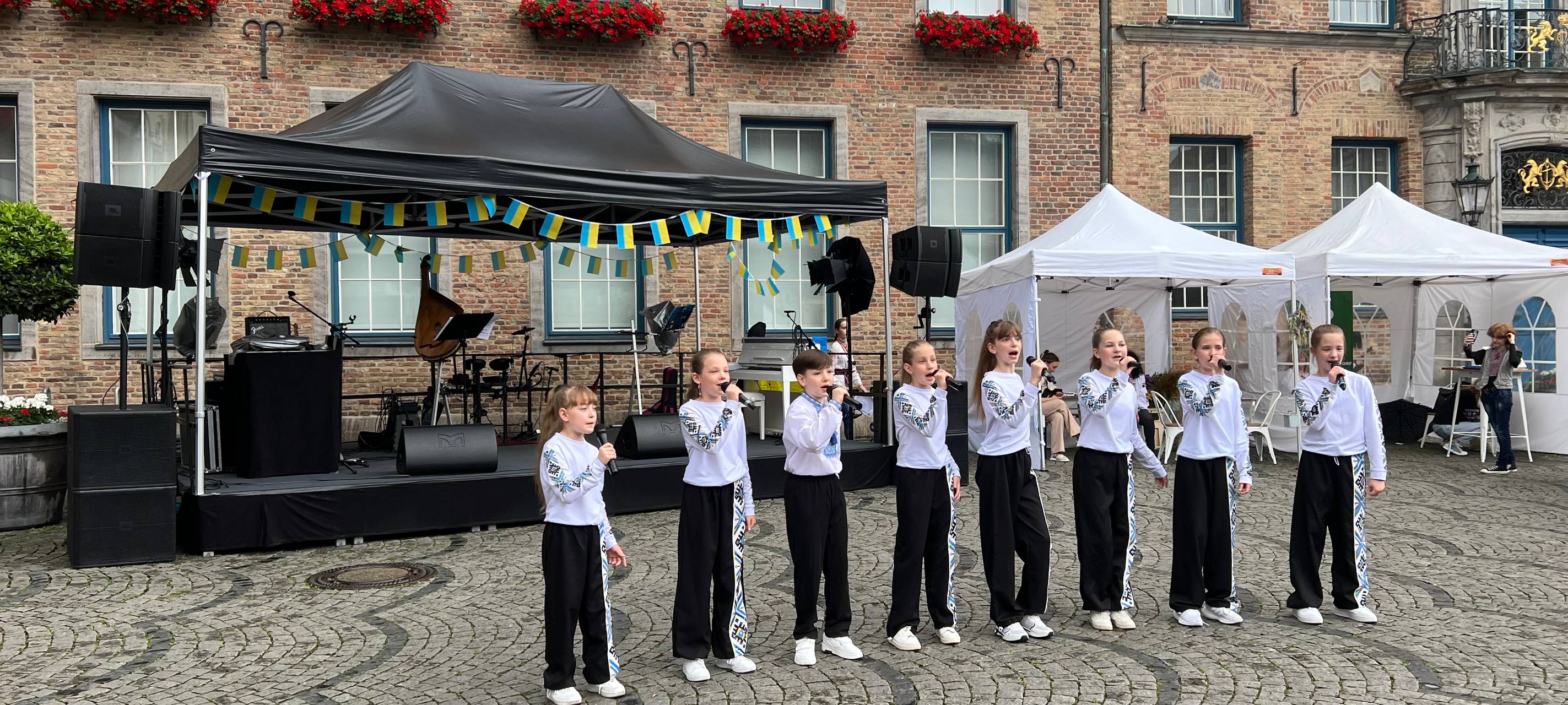 Fans aus der Ukraine und aus der Slowakei in Düsseldorf