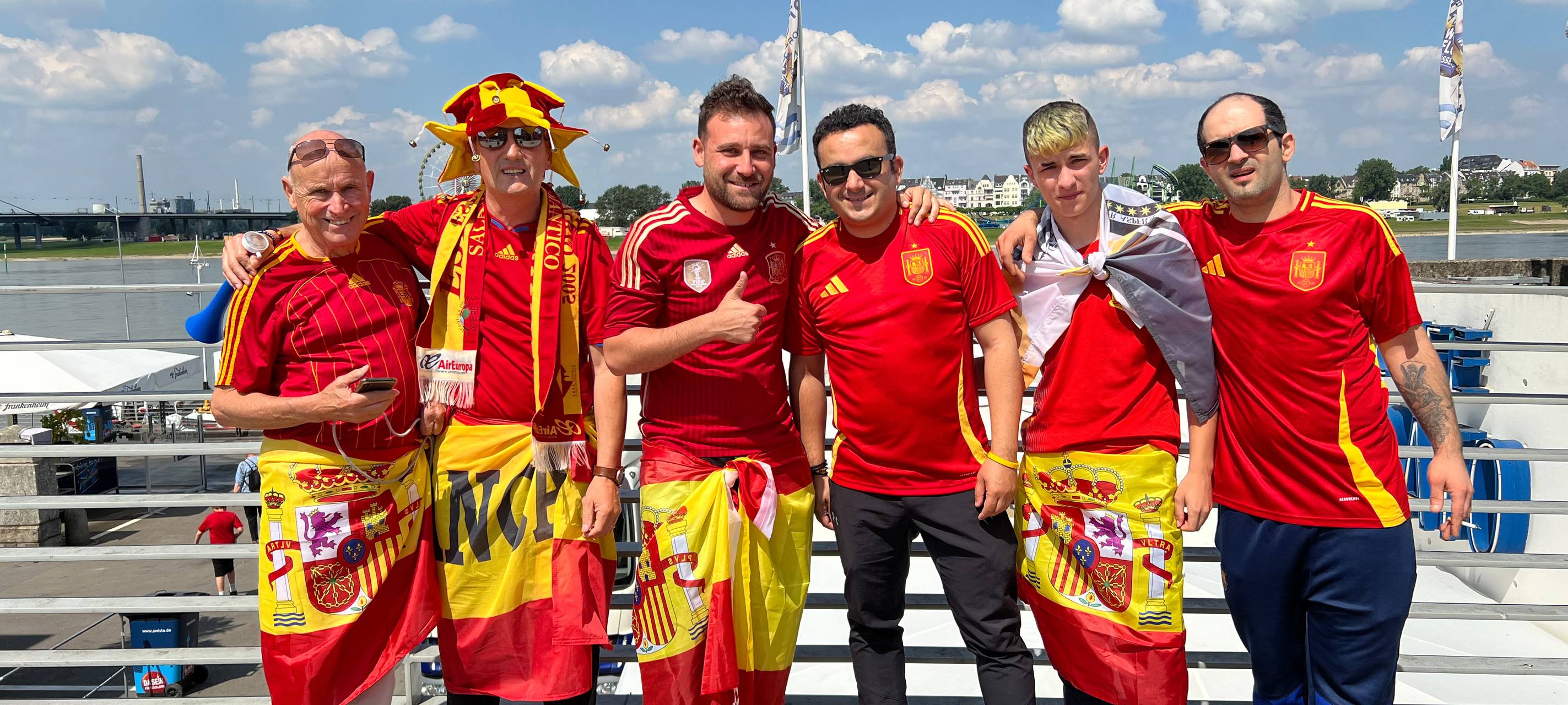 Fans aus Spanien und aus Albanien in Düsseldorf