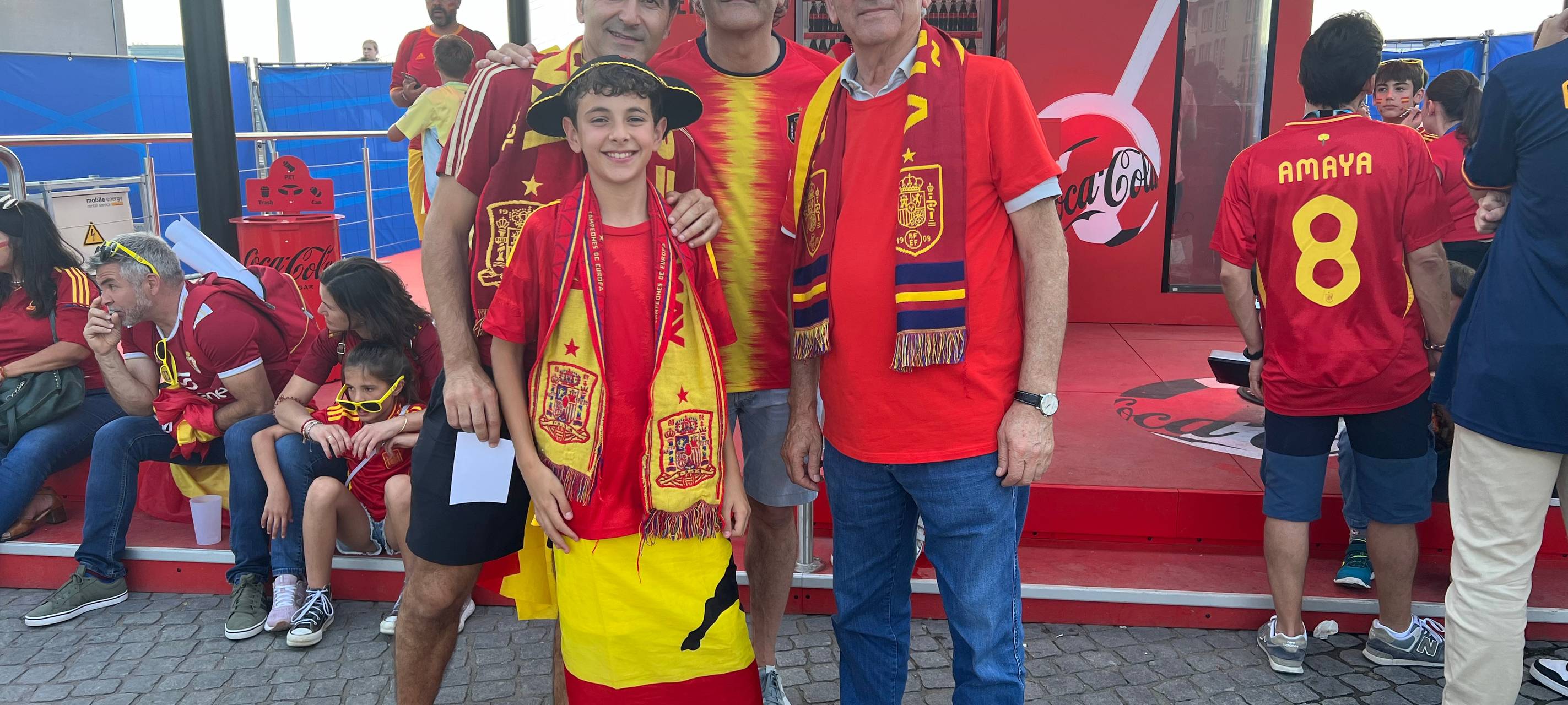 Fans aus Spanien und aus Albanien in Düsseldorf
