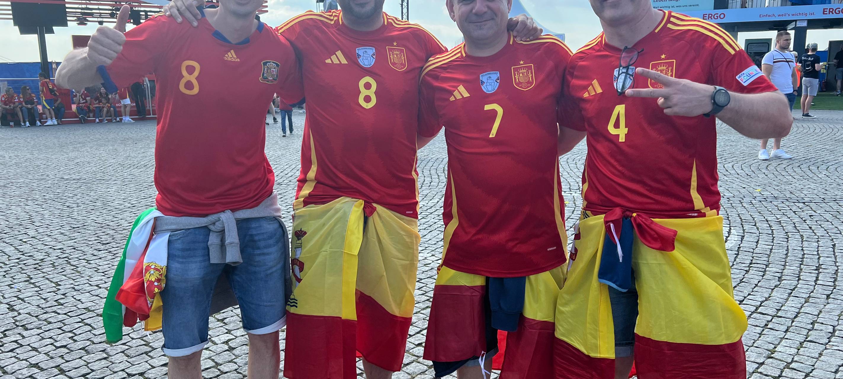 Fans aus Spanien und aus Albanien in Düsseldorf