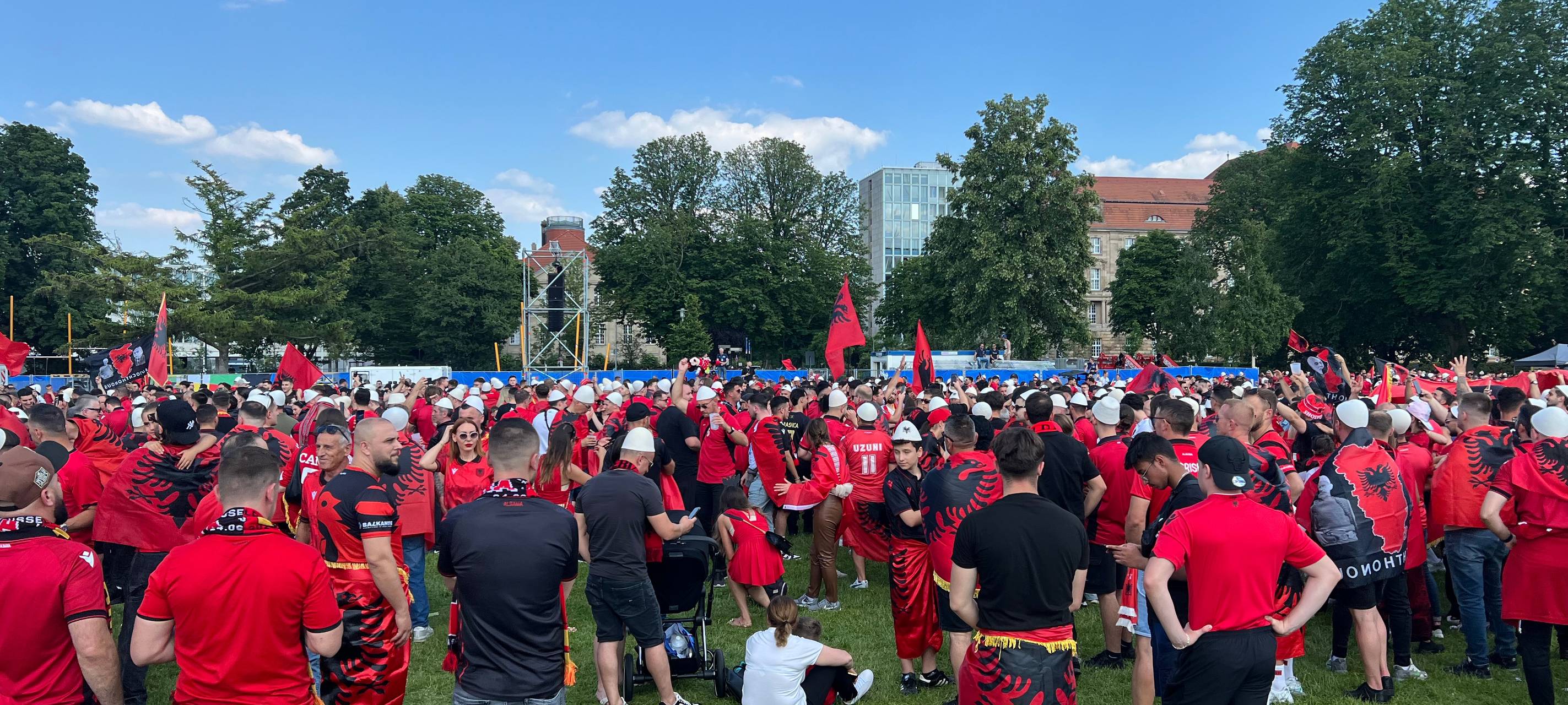 Fans aus Spanien und aus Albanien in Düsseldorf