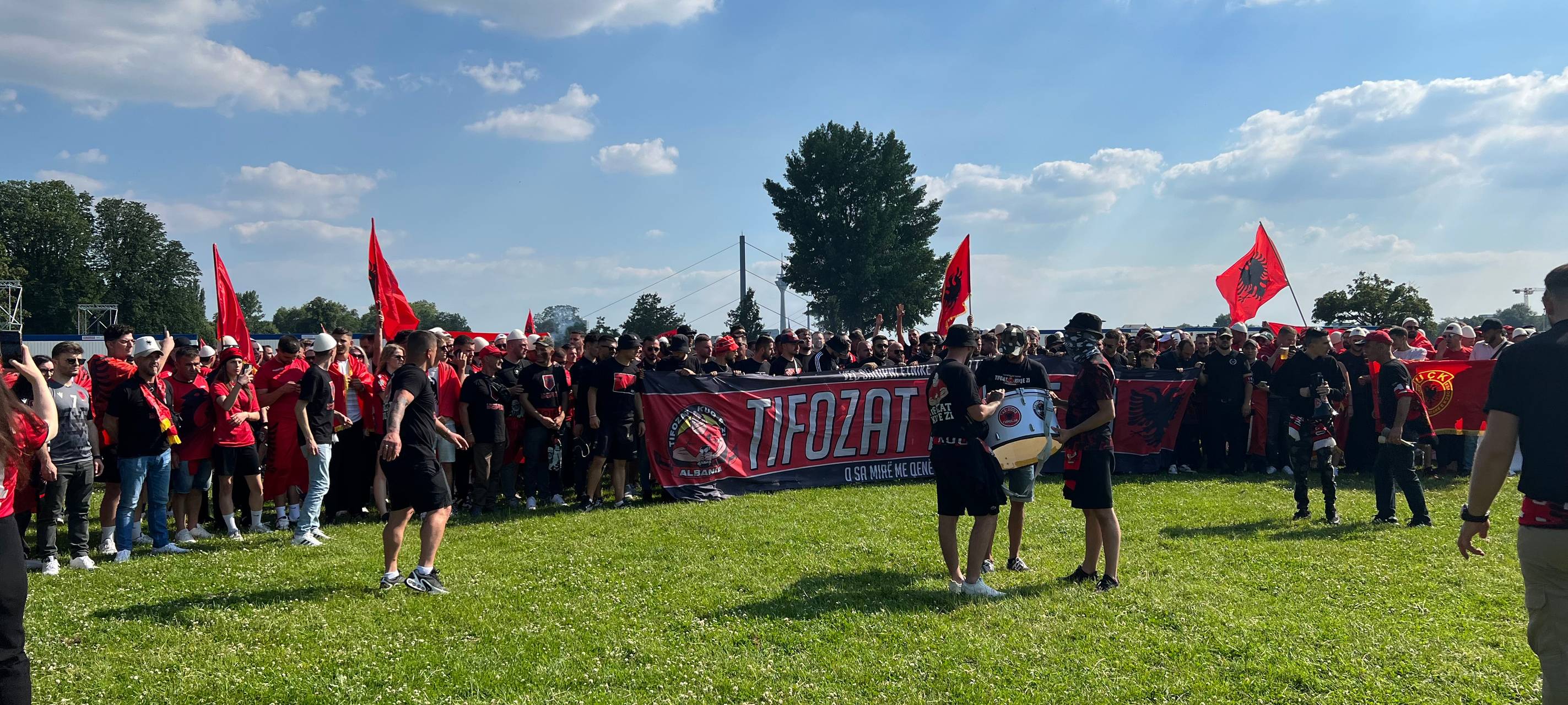 Fans aus Spanien und aus Albanien in Düsseldorf