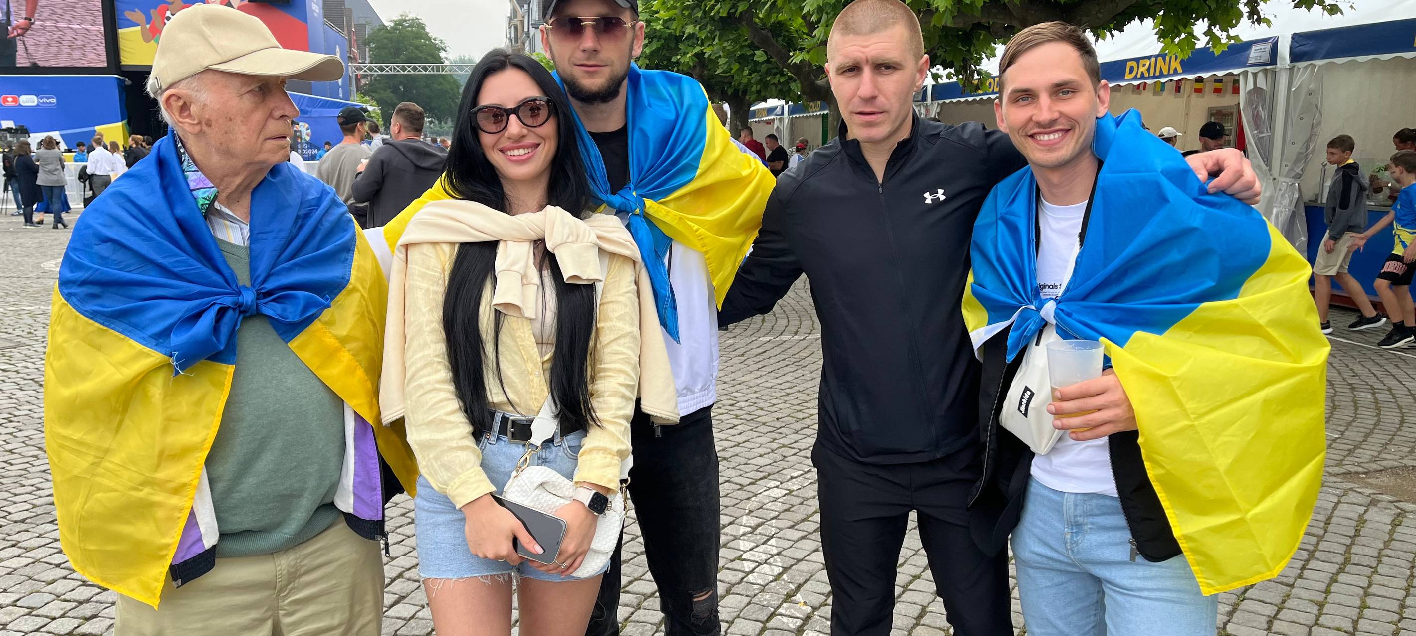 Fans aus der Ukraine und aus der Slowakei in Düsseldorf