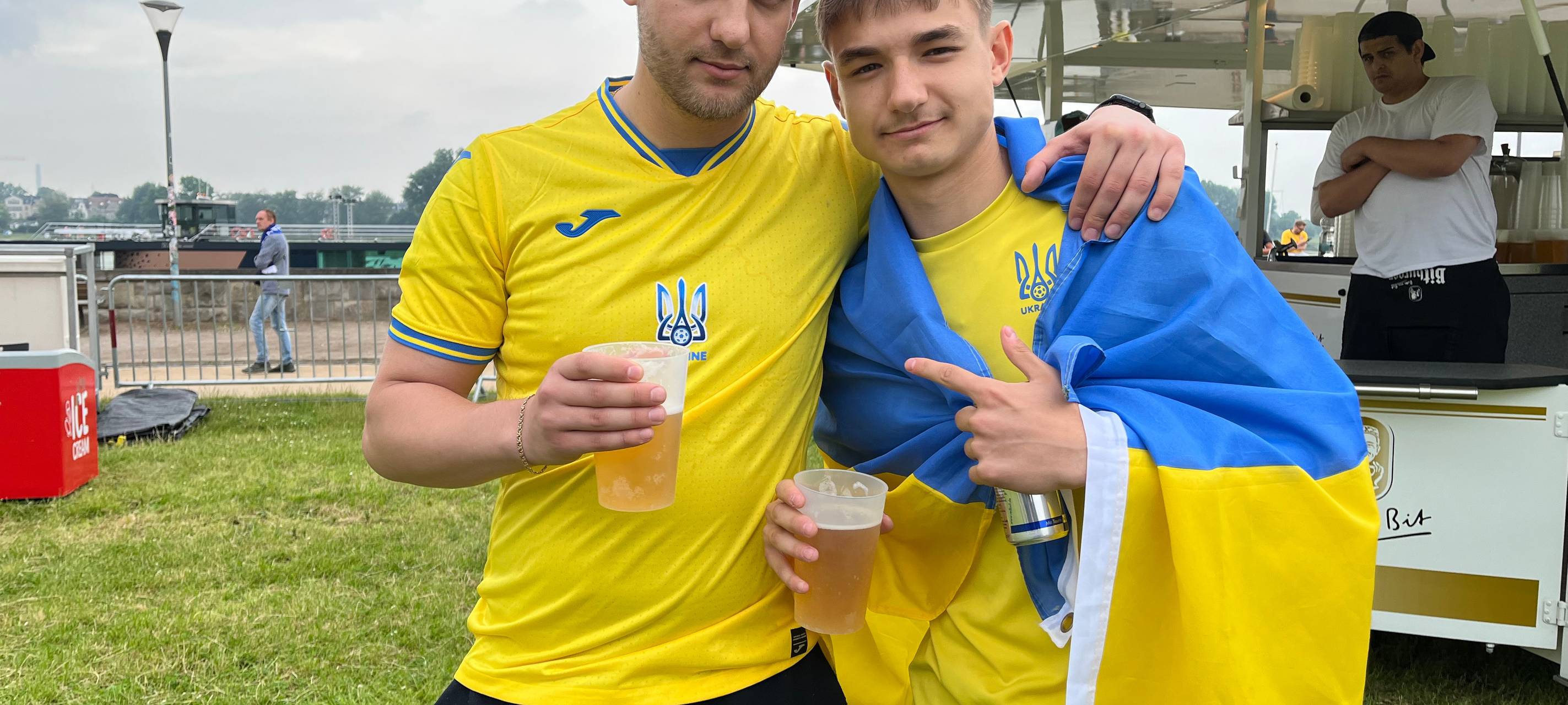 Fans aus der Ukraine und aus der Slowakei in Düsseldorf