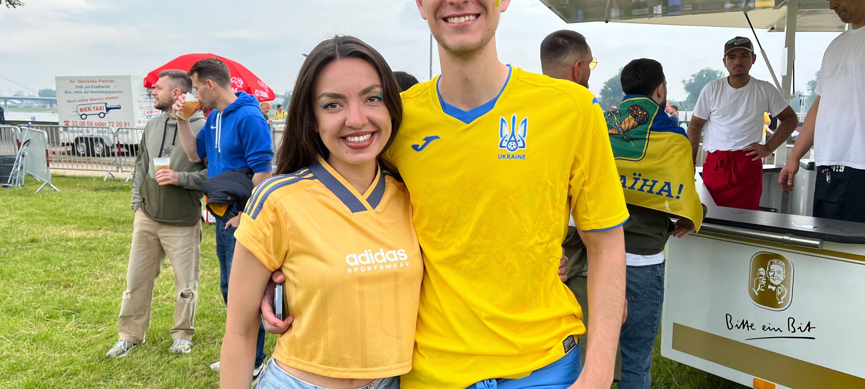 Fans aus der Ukraine und aus der Slowakei in Düsseldorf