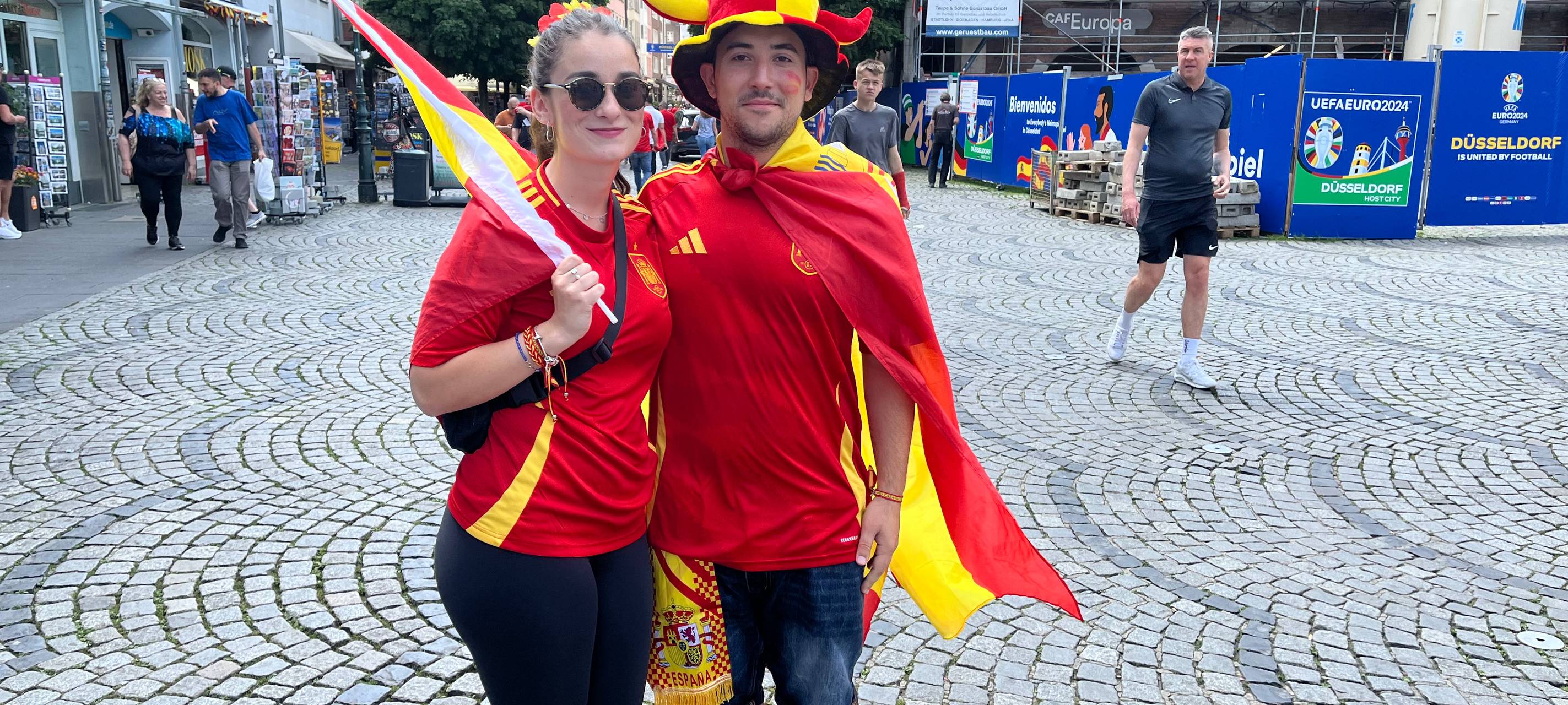 Fans aus Spanien und aus Albanien in Düsseldorf
