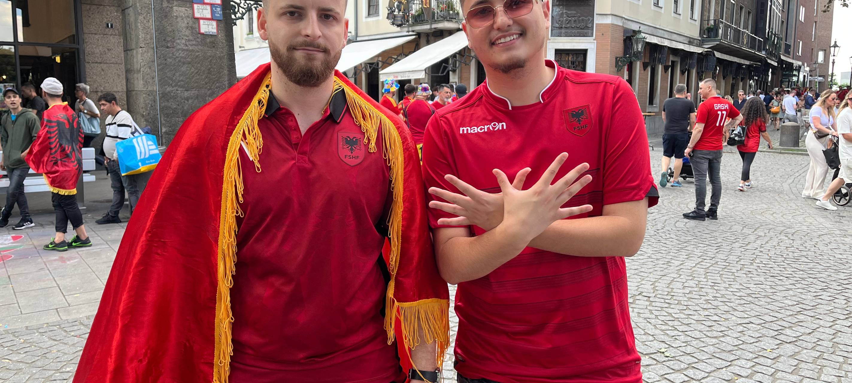 Fans aus Spanien und aus Albanien in Düsseldorf