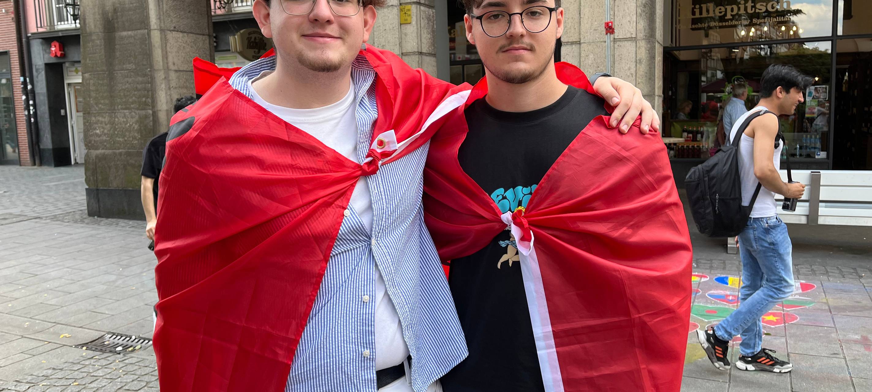 Fans aus Spanien und aus Albanien in Düsseldorf