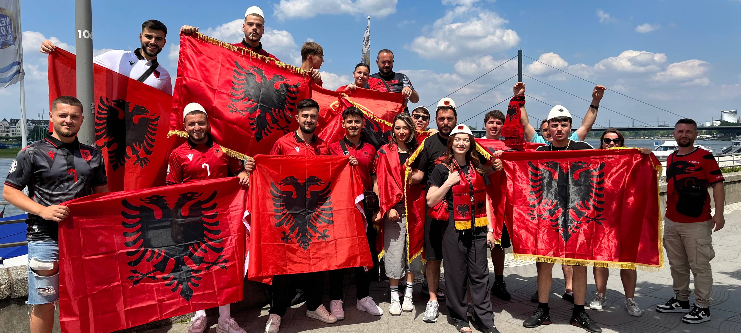 Fans aus Spanien und aus Albanien in Düsseldorf
