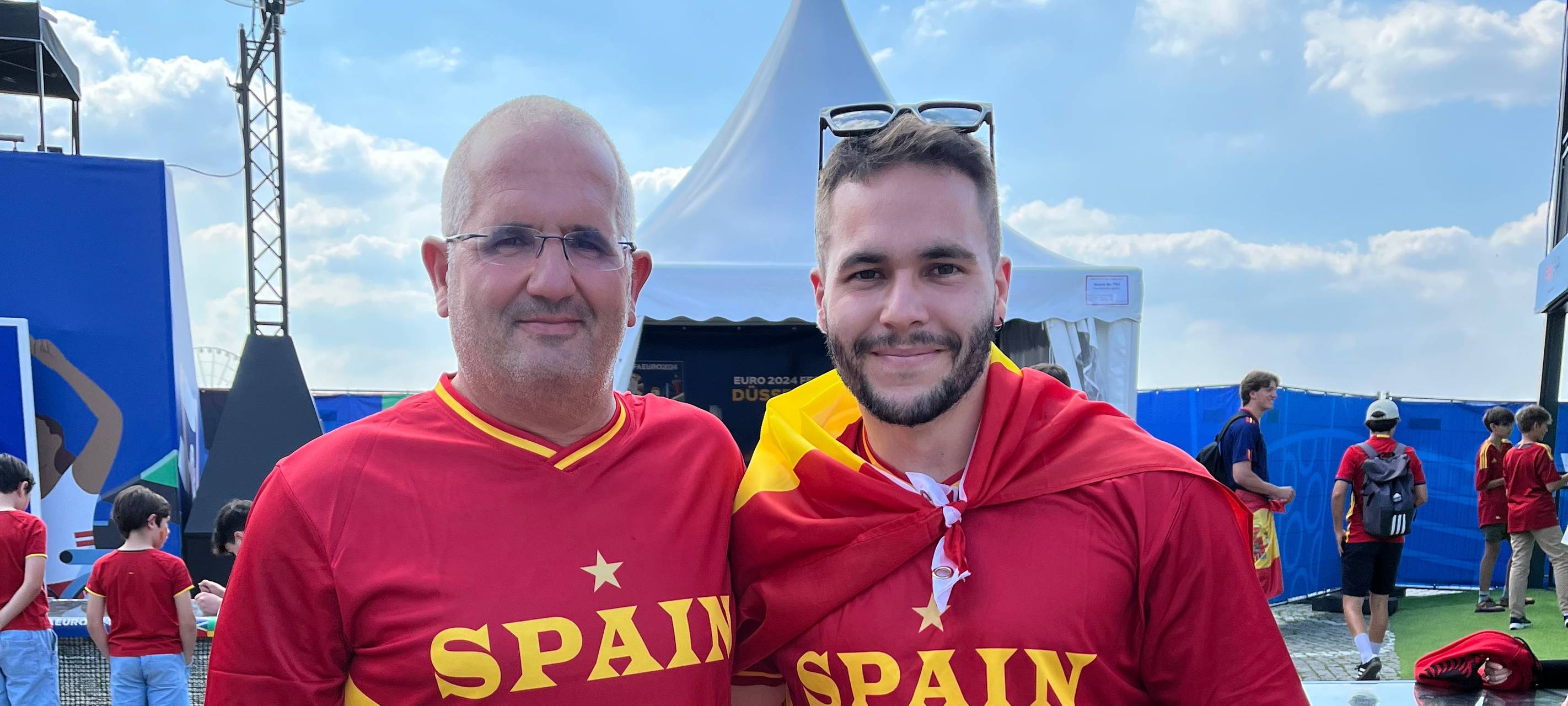 Fans aus Spanien und aus Albanien in Düsseldorf