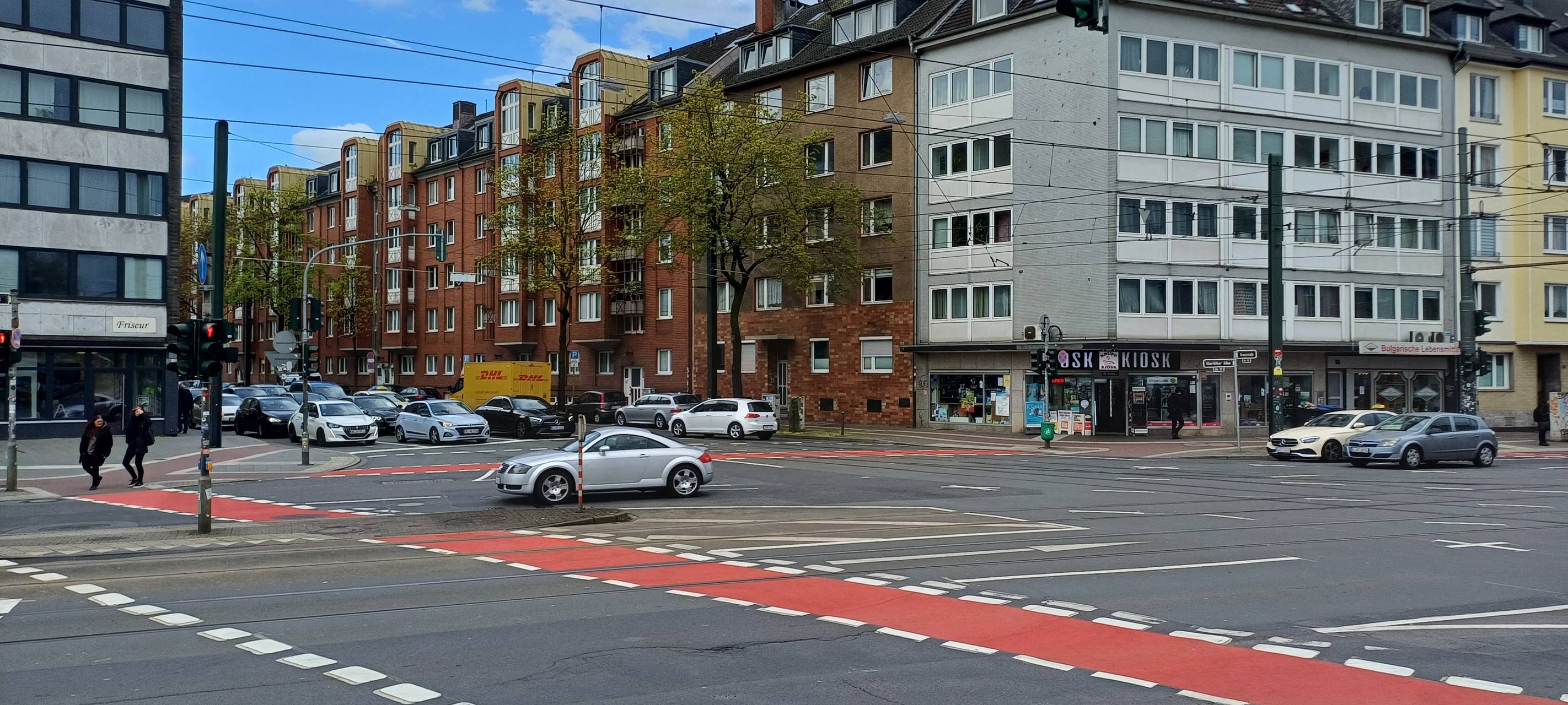 Rot eingefärbte Radwege an der Oberbilker Allee/Kruppstraße