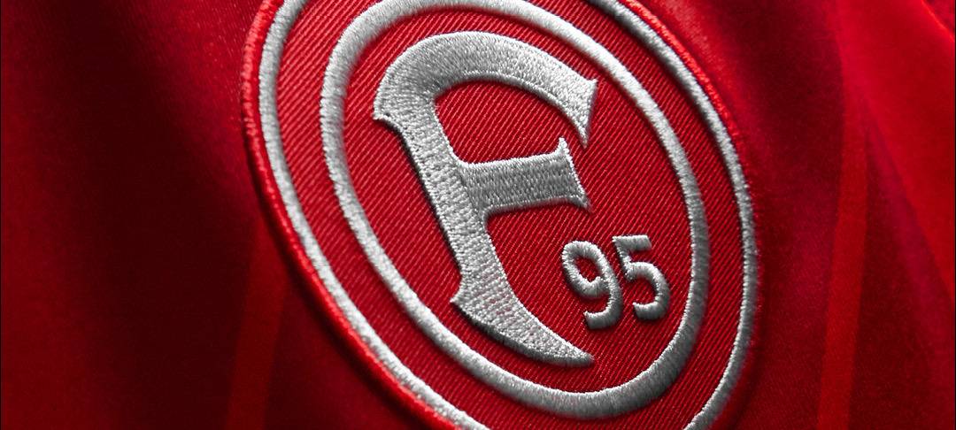 Zu sehen ist das Logo von Fortuna Düsseldorf auf einem aktuellen Trikot.