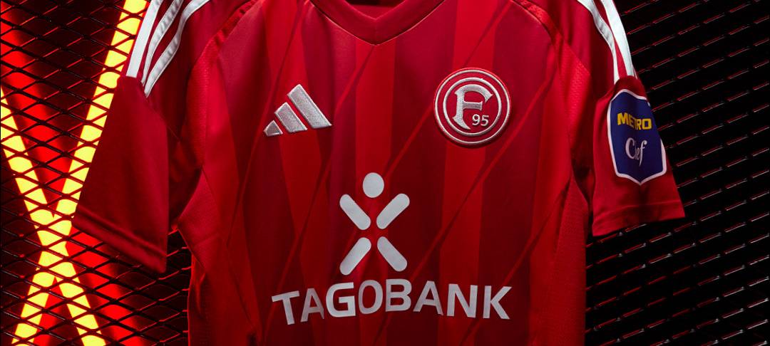 Das Heimtrikot der Fortuna hängt auf einem Kleiderbügel.