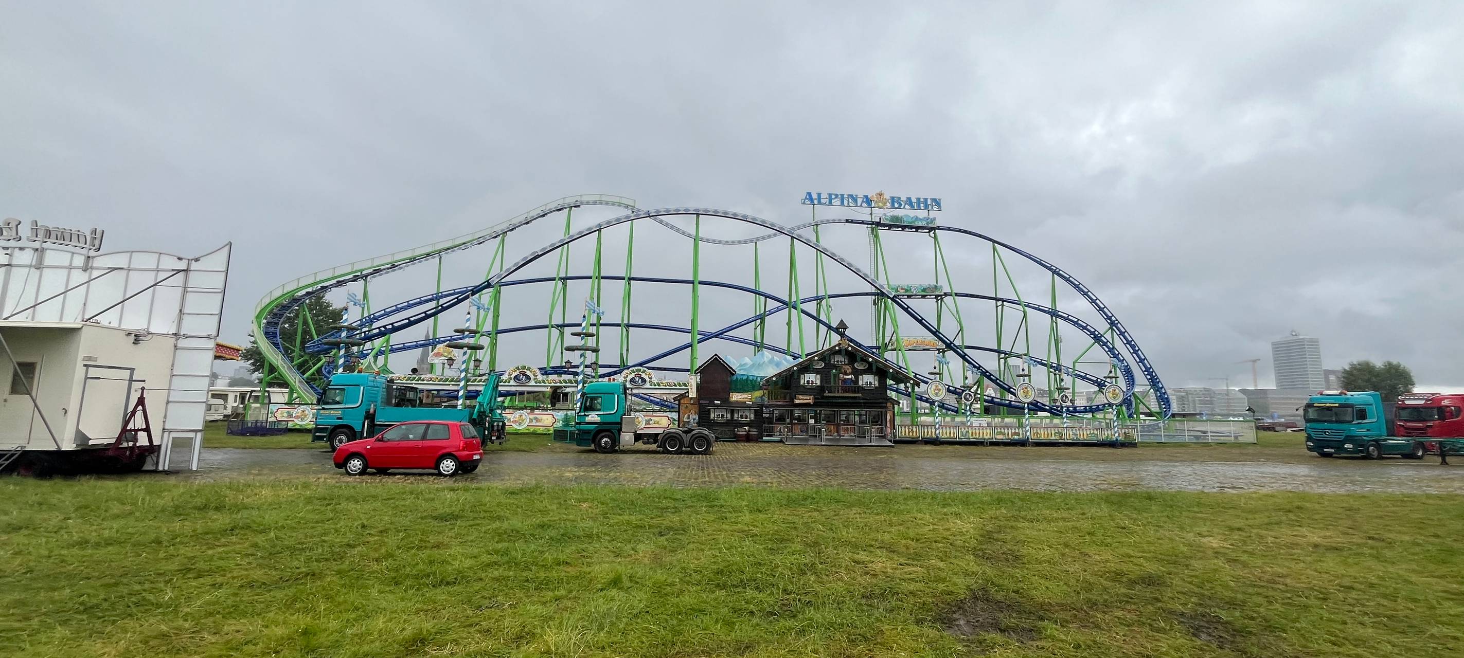 Aufbau der Rheinkirmes läuft