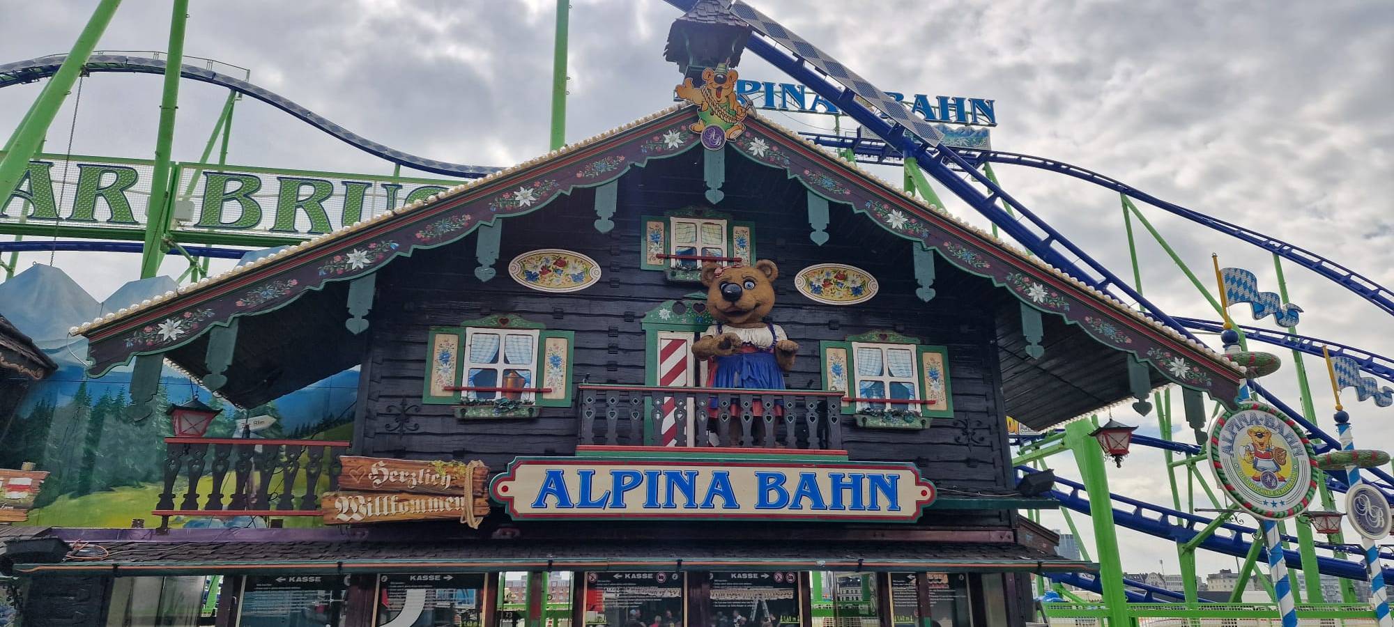 Der Eingangsbereich samt Kasse der Alpinabahn auf der Rheinkirmes.
