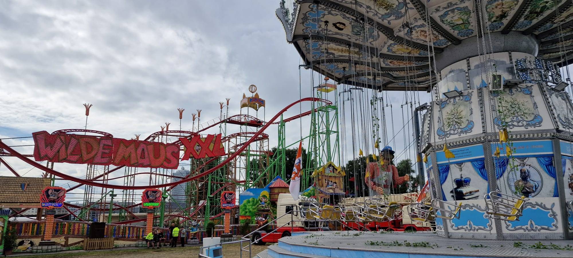 Fahrgeschäfte der größten Kirmes am Rhein.
