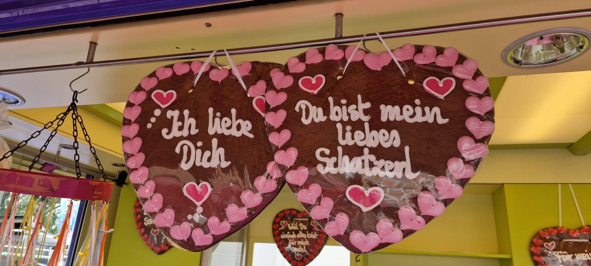 Lebkuchenherzen an einem Stand der Rheinkirmes. Zu lesen ist "Ich liebe dich" und "Du bist mein liebstes Schatzerl."