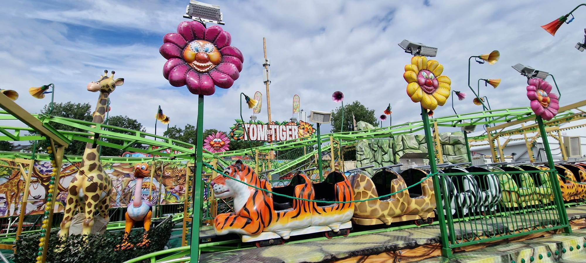 Das Fahrgeschäft "Tom der Tiger" auf der Rheinkirmes in Düsseldorf.