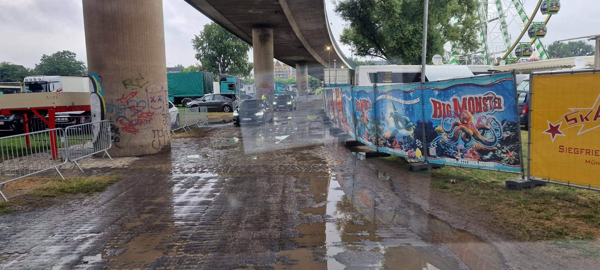 Viele Pfützen, aber: Düsseldorfer Rheinkirmes läuft