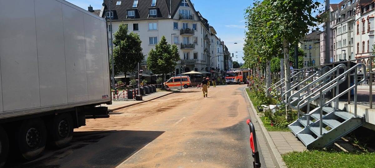 Düsseldorf: Luegplatz nach Unfall für Autos gesperrt