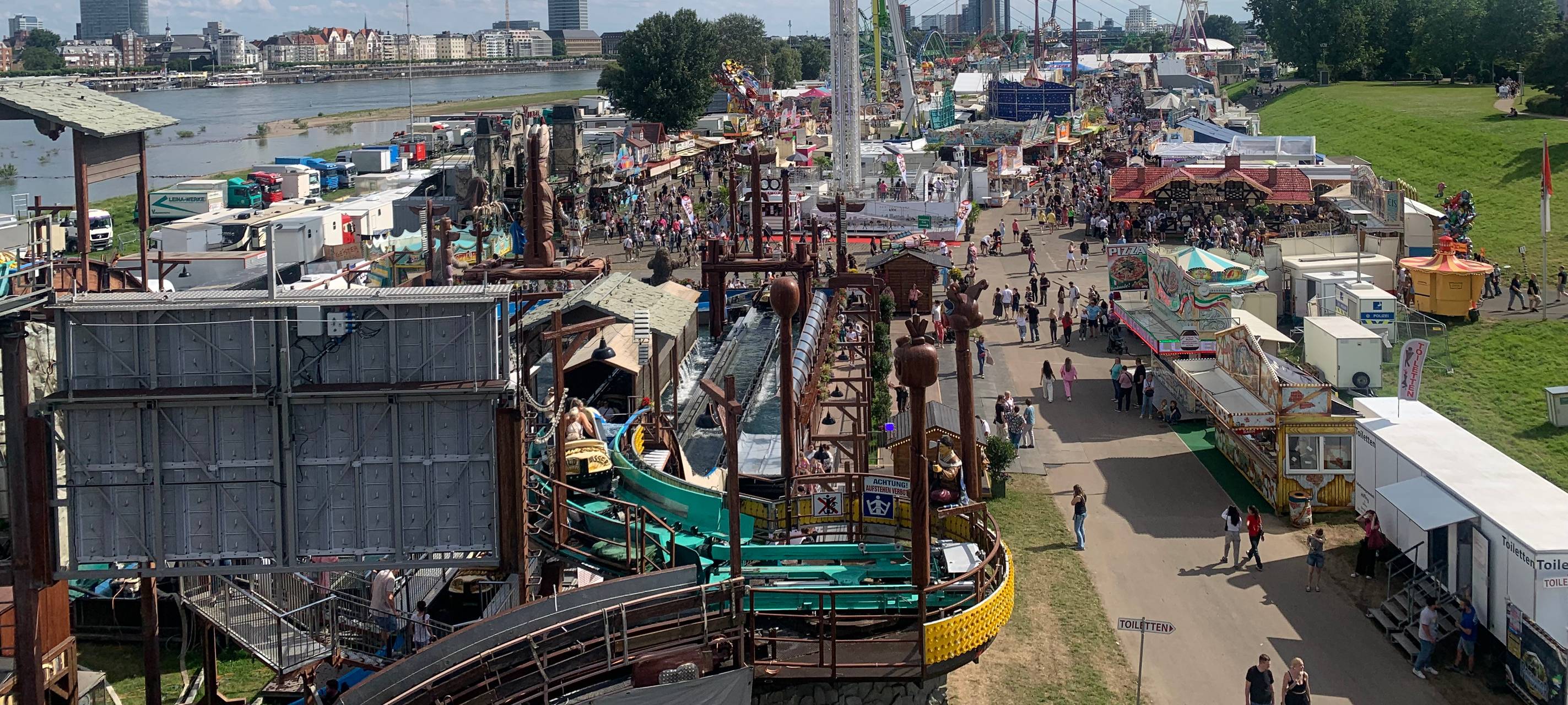 Ein Blick auf die Düsseldorfer Rheinkirmes von der Oberkasseler Brücke.
