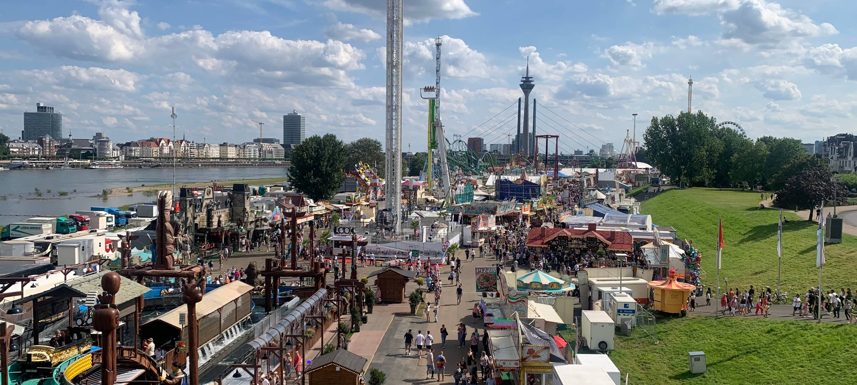 Ein Blick auf die Düsseldorfer Rheinkirmes von der Oberkasseler Brücke.
