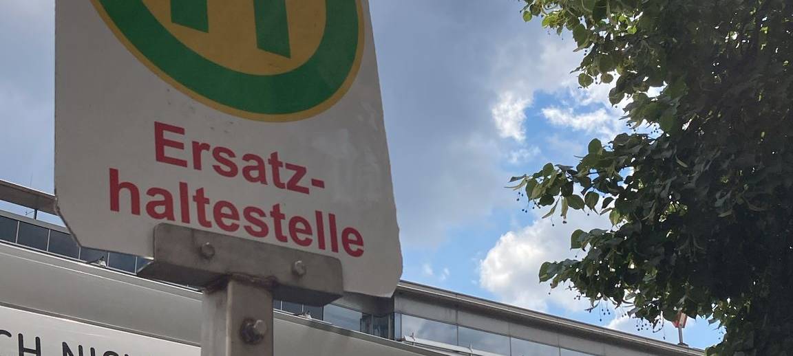 Ein Schild weist auf einen Schienenersatzverkehr hin.