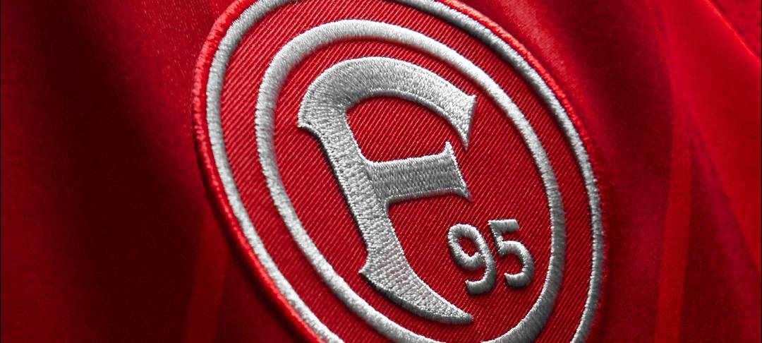 Das Logo von Fortuna Düsseldorf auf einem Trikot.