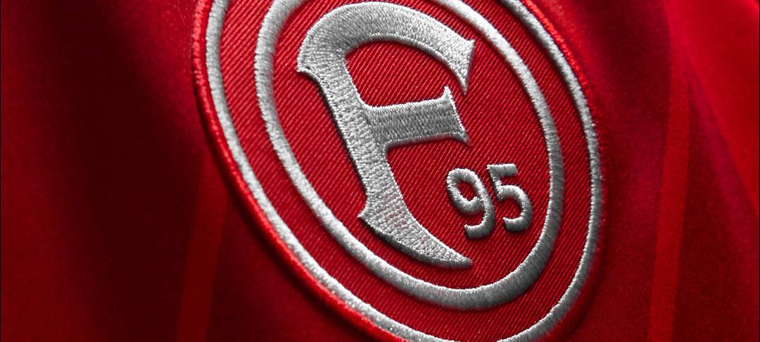 Das Logo von Fortuna Düsseldorf auf einem aktuellen Trikot.