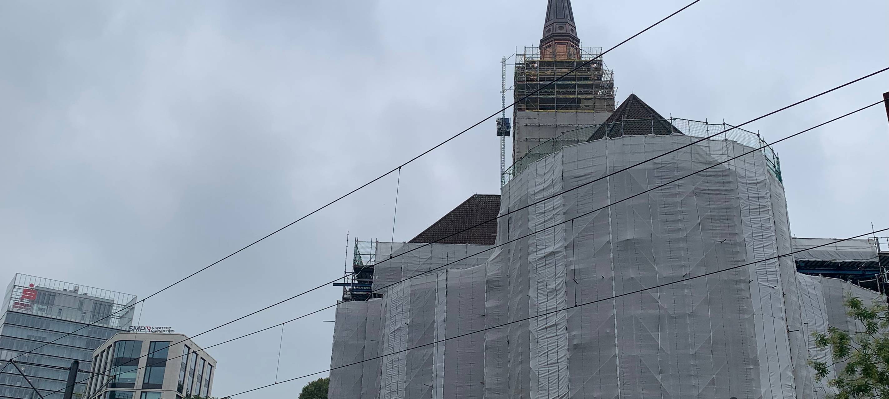 Die Johanneskirche in der Innenstadt. Die Kirche wird aktuell saniert. Deshalb sind auch Gerüste zu erkennen.