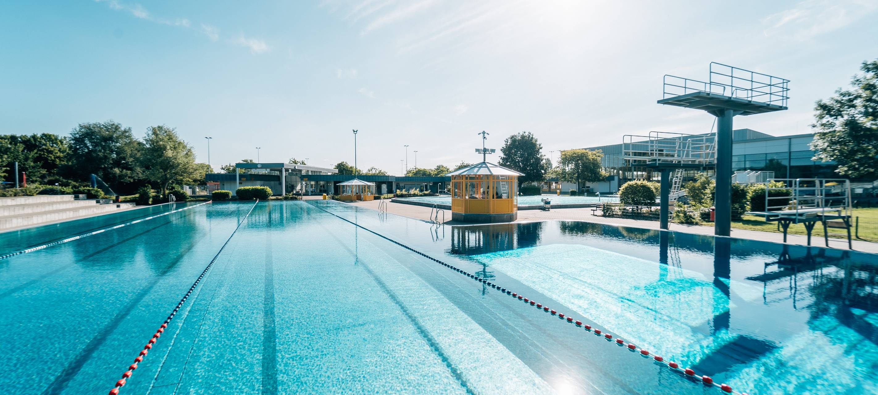 Freibad mit blauem Himmel